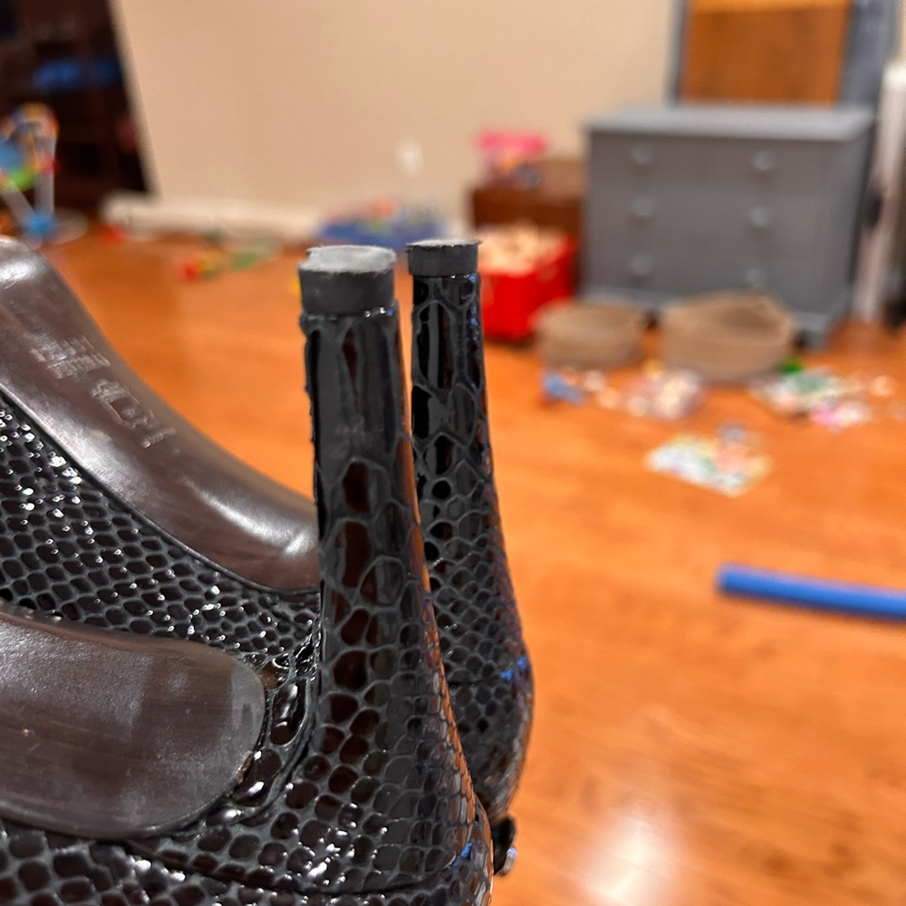 Stuart Weitzman - Picture 6 of 6